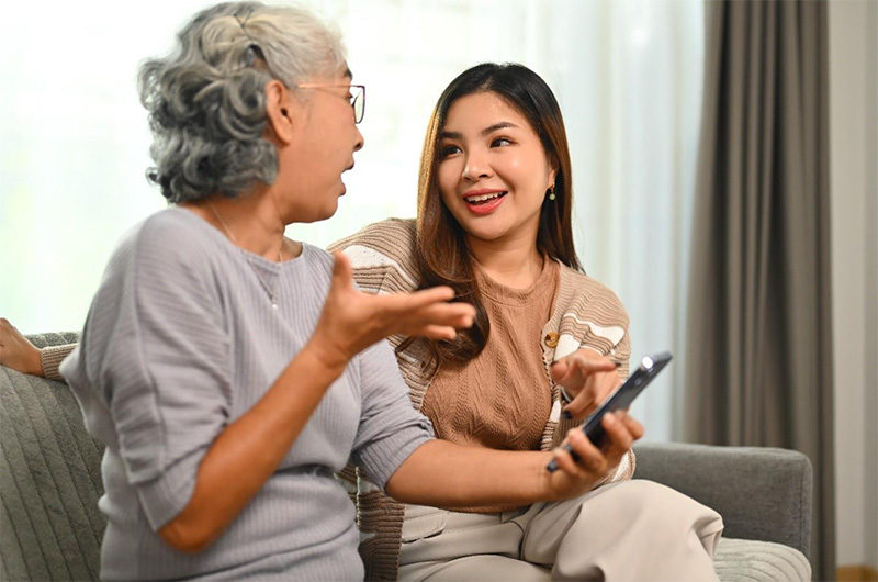 เทคนิคการพูดคุยกับผู้สูงวัยที่มีอาการเริ่มหลงลืม